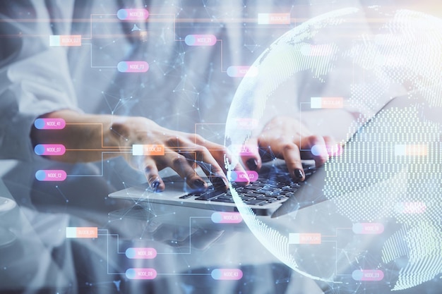 Doble exposición de manos de mujeres trabajando en computadora y dibujando un holograma del mapa del mundo Concepto de negocio de tecnología internacional