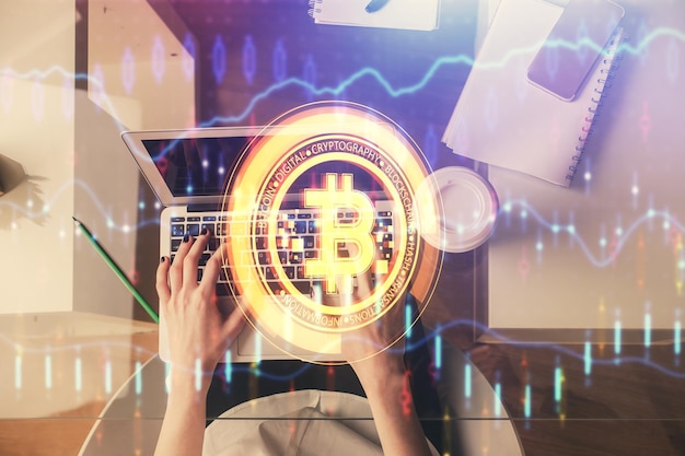 Doble exposición de manos de mujeres trabajando en computadora y dibujo holográfico de tema blockchain Top View concepto de criptomoneda bitcoin