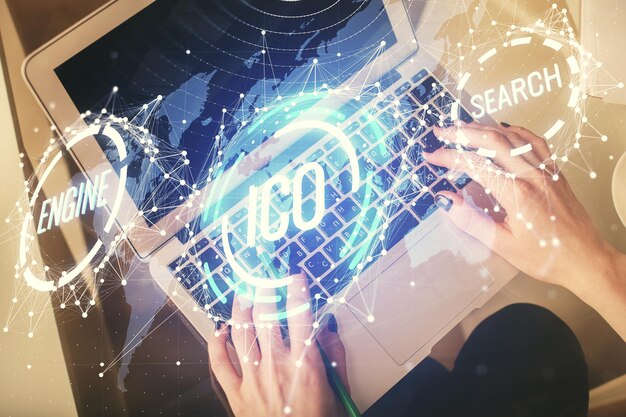 Doble exposición de manos de mujeres trabajando en computadora y dibujo holográfico de tema blockchain Top View concepto de criptomoneda bitcoin