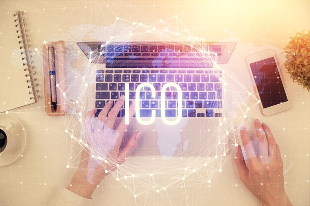 Doble exposición de manos de mujeres trabajando en computadora y dibujo holográfico de tema blockchain Top View concepto de criptomoneda bitcoin