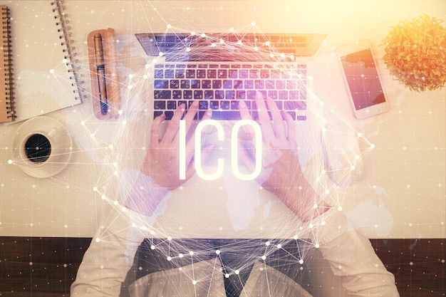 Doble exposición de manos de mujeres trabajando en computadora y dibujo holográfico de tema blockchain Top View concepto de criptomoneda bitcoin