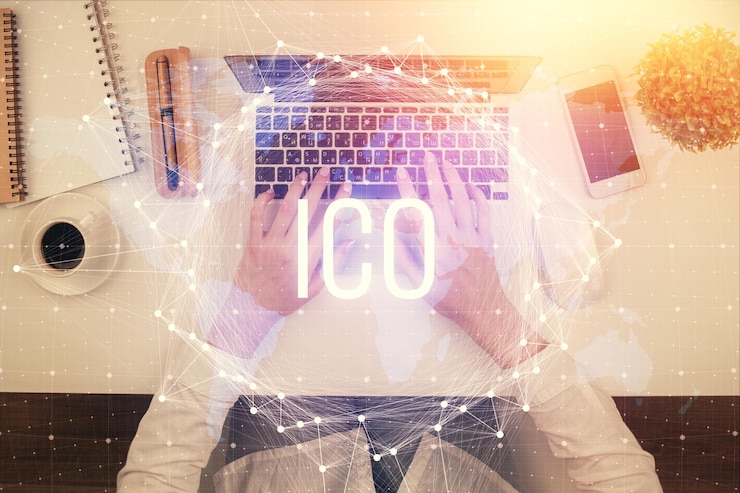 Foto doble exposición de manos de mujeres trabajando en computadora y dibujo holográfico de tema blockchain top view concepto de criptomoneda bitcoin