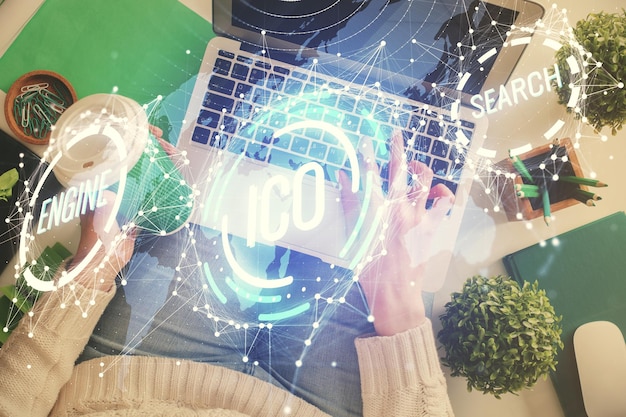 Doble exposición de manos de mujeres trabajando en computadora y dibujo holográfico de tema blockchain Top View concepto de criptomoneda bitcoin