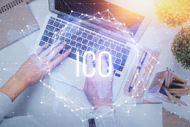 Doble exposición de manos de mujeres trabajando en computadora y dibujo holográfico de tema blockchain Top View concepto de criptomoneda bitcoin
