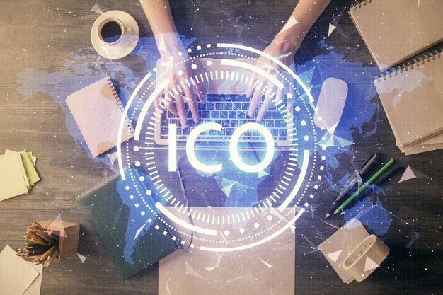 Doble exposición de manos de mujeres trabajando en computadora y dibujo holográfico de tema blockchain Top View concepto de criptomoneda bitcoin