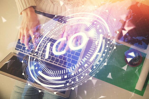 Doble exposición de manos de mujeres trabajando en computadora y dibujo holográfico de tema blockchain Top View concepto de criptomoneda bitcoin