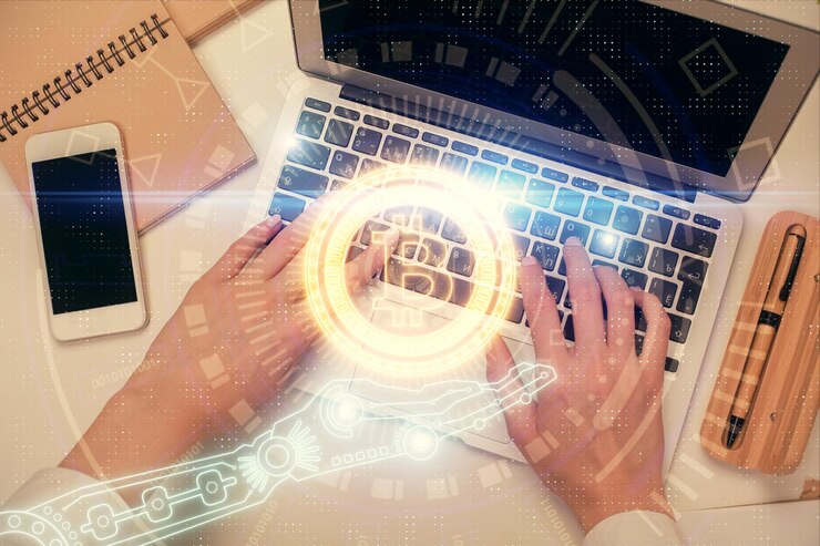 Foto doble exposición de manos de mujeres trabajando en computadora y dibujo holográfico de tema blockchain top view concepto de criptomoneda bitcoin