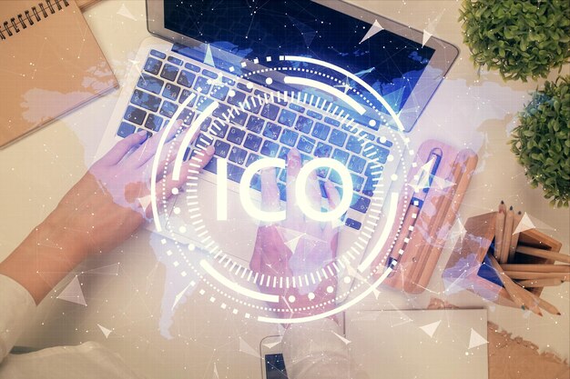 Doble exposición de manos de mujeres trabajando en computadora y dibujo holográfico de tema blockchain Top View concepto de criptomoneda bitcoin