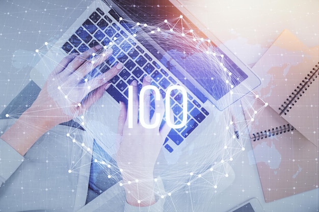 Doble exposición de manos de mujeres trabajando en computadora y dibujo holográfico de tema blockchain Top View concepto de criptomoneda bitcoin