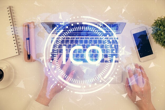 Doble exposición de manos de mujeres trabajando en computadora y dibujo holográfico de tema blockchain Top View concepto de criptomoneda bitcoin