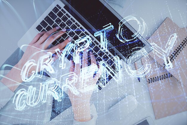 Doble exposición de manos de mujeres trabajando en computadora y dibujo holográfico de tema blockchain Top View concepto de criptomoneda bitcoin