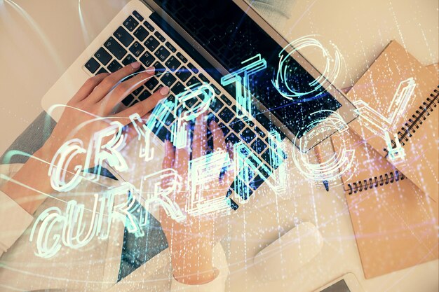 Doble exposición de manos de mujeres trabajando en computadora y dibujo holográfico de tema blockchain Top View concepto de criptomoneda bitcoin