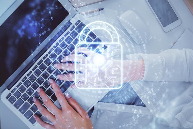 Doble exposición de manos de mujeres trabajando en computadora y dibujo de hologramas de cerraduras Vista superior Concepto de seguridad