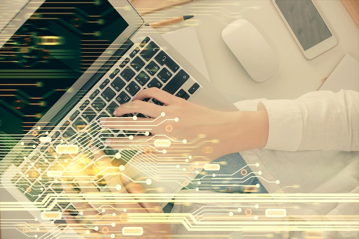 Foto doble exposición de manos de mujeres trabajando en computadora y dibujo de hologramas de datos top view concept de tecnología