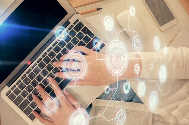 Doble exposición de manos de mujeres trabajando en computadora y dibujo de hologramas de datos Top View Concept de tecnología