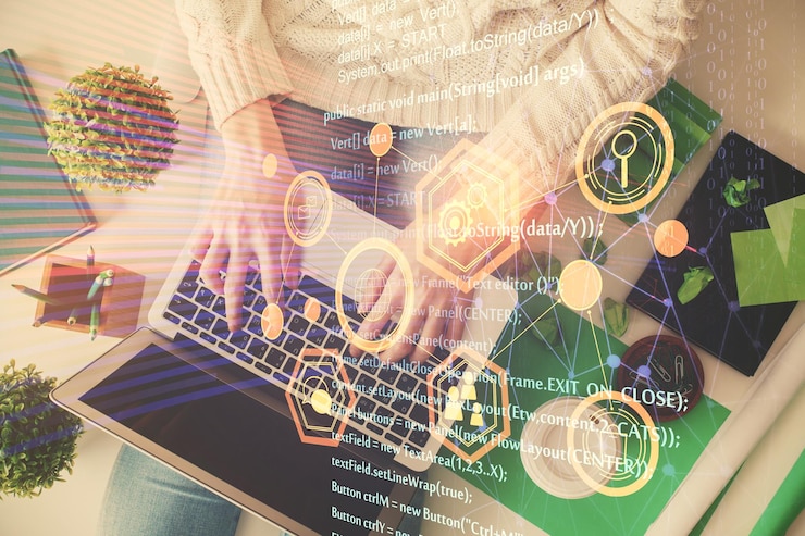 Foto doble exposición de manos de mujeres trabajando en computadora y dibujo de hologramas de datos top view concept de tecnología