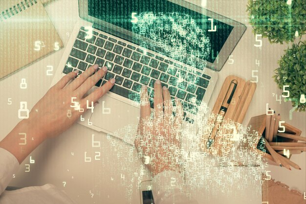 Doble exposición de manos de mujeres trabajando en computadora y dibujo de hologramas de datos Top View Concept de tecnología