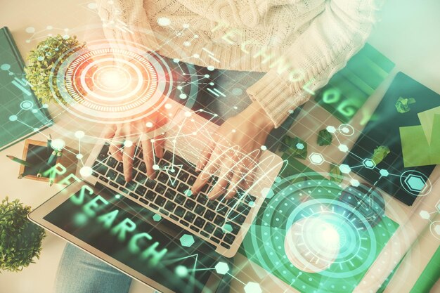 Doble exposición de manos de mujeres trabajando en computadora y dibujo de hologramas de datos Top View Concept de tecnología