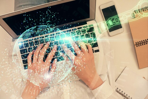 Doble exposición de manos de mujeres trabajando en computadora y dibujo de hologramas de datos Top View Concept de tecnología