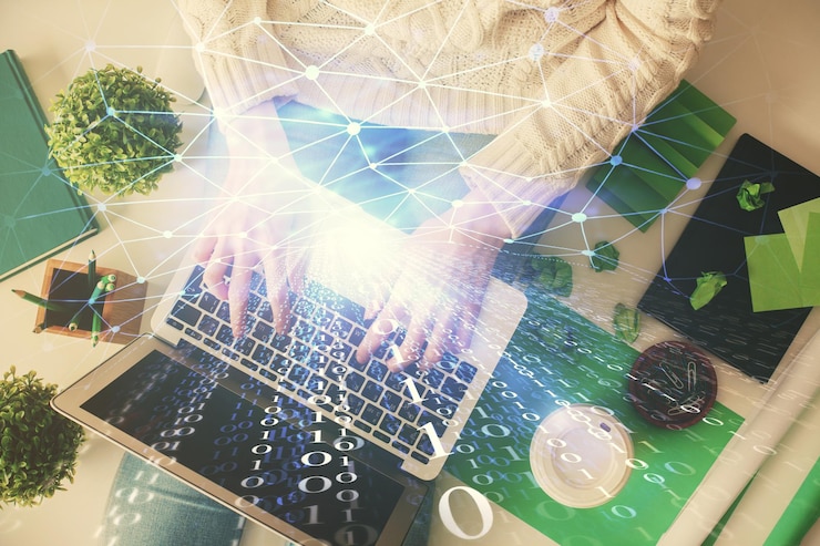 Foto doble exposición de manos de mujeres trabajando en computadora y dibujo de hologramas de datos top view concept de tecnología
