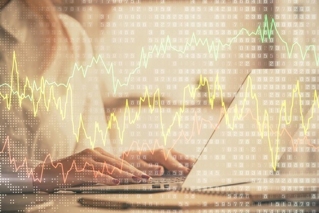 Doble exposición de manos de mujeres trabajando en computadora y dibujo de hologramas de gráficos de divisas Concepto de análisis financiero