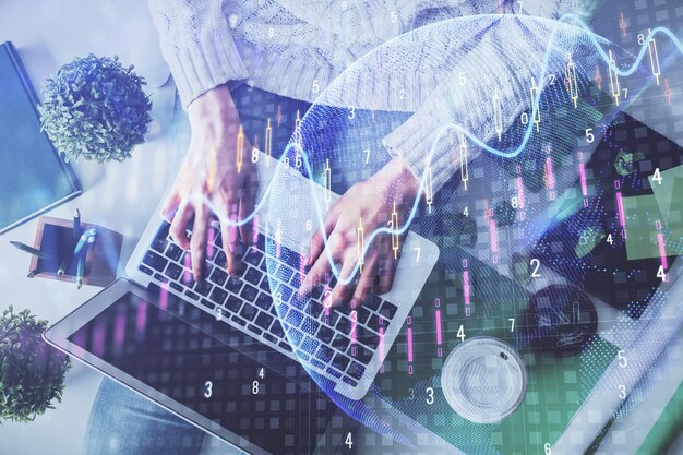 Doble exposición de manos de mujeres trabajando en computadora y dibujo de hologramas de gráficos de divisas Vista superior Concepto de análisis financiero