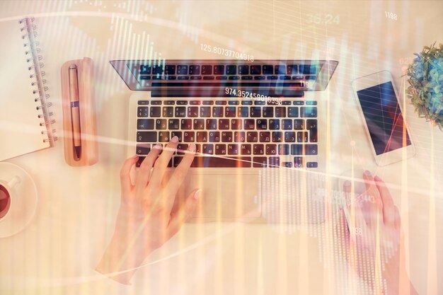 Doble exposición de manos de mujeres trabajando en computadora y dibujo de hologramas de gráficos de divisas Vista superior Concepto de análisis financiero