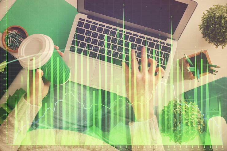 Foto doble exposición de manos de mujeres trabajando en computadora y dibujo de hologramas de gráficos de divisas vista superior concepto de análisis financiero