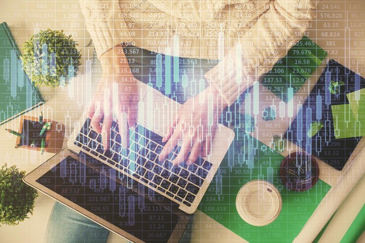 Foto doble exposición de manos de mujeres trabajando en computadora y dibujo de hologramas de gráficos de divisas vista superior concepto de análisis financiero