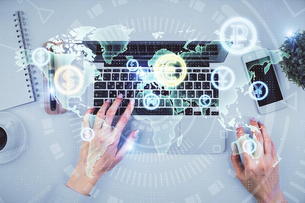 Doble exposición de manos de mujeres trabajando en computadora y dibujo de hologramas de gráficos de divisas Vista superior Concepto de análisis financiero