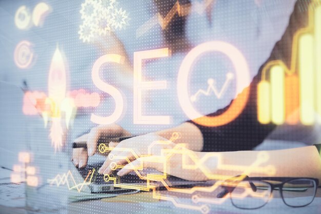 Doble exposición de manos de mujeres trabajando en computadora y dibujo de hologramas de SEO concepto de búsqueda en Internet