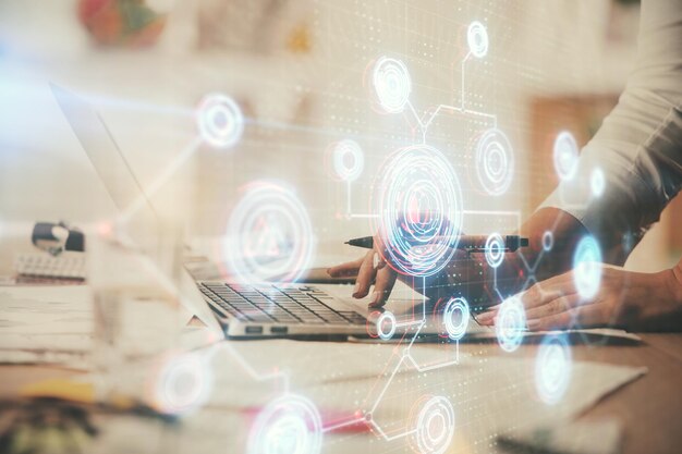 Doble exposición de manos de mujeres trabajando en computadora y dibujo de hologramas de temas de datos Concepto técnico
