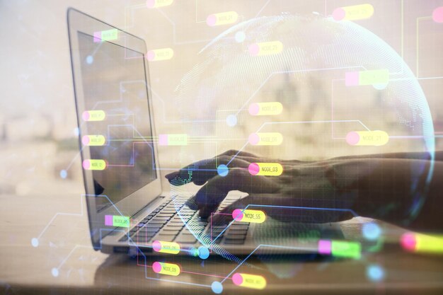 Doble exposición de manos de mujeres trabajando en computadora y dibujo de hologramas de temas de datos Concepto técnico