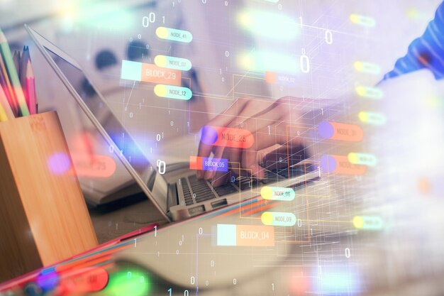 Doble exposición de manos de mujeres trabajando en computadora y dibujo de hologramas de temas de datos Concepto técnico