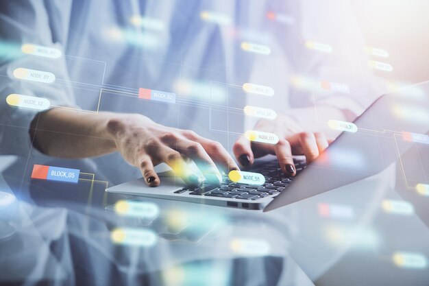 Doble exposición de manos de mujeres trabajando en computadora y dibujo de hologramas de temas de datos Concepto técnico
