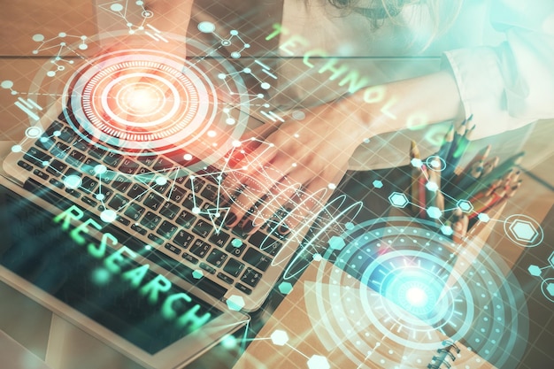 Doble exposición de manos de mujeres trabajando en computadora y dibujo de hologramas de temas de datos Concepto técnico