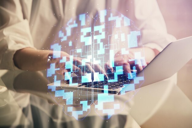 Doble exposición de manos de mujeres trabajando en computadora y dibujo de hologramas de temas de datos Concepto técnico