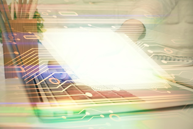 Doble exposición de manos de mujeres trabajando en computadora y dibujo de hologramas de temas de datos Concepto técnico
