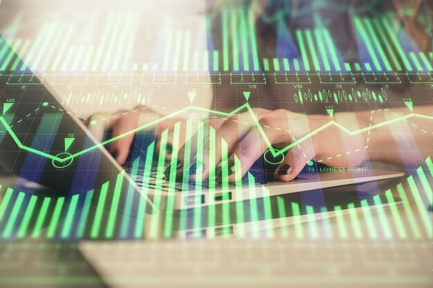 Doble exposición de manos de mujeres trabajando en computadora y dibujo de hologramas de temas de datos Concepto técnico