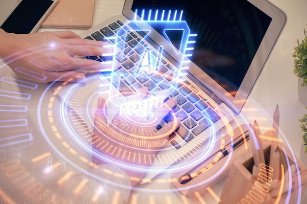 Doble exposición de manos de mujeres trabajando en computadora y dibujo de hologramas de temas de datos Concepto técnico