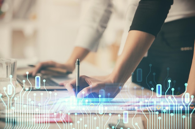 Doble exposición de manos de mujeres trabajando en computadora y dibujo de hologramas de temas de datos Concepto técnico