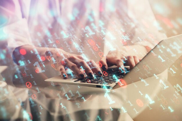Doble exposición de manos de mujeres trabajando en computadora y dibujo de hologramas de temas de datos Concepto técnico