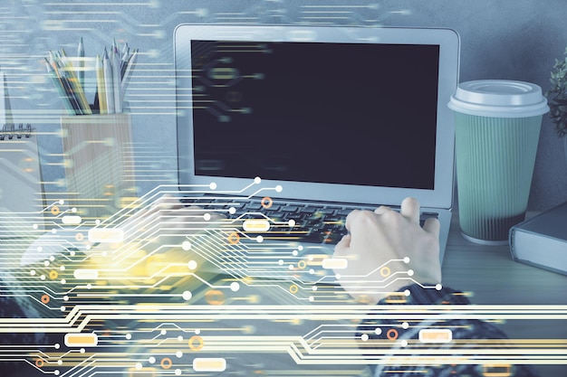 Doble exposición de manos de mujeres trabajando en computadora y dibujo de hologramas de temas de datos Concepto técnico