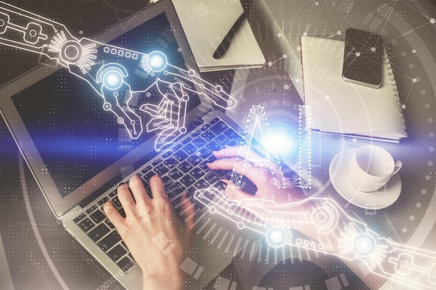 Doble exposición de manos de mujeres trabajando en computadora y dibujo de hologramas de temas de datos Concepto técnico