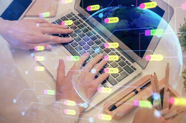 Doble exposición de manos de mujeres trabajando en computadora y dibujo de hologramas de temas de datos Concepto técnico