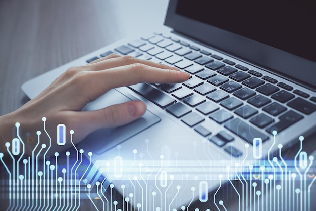 Doble exposición de manos de mujeres trabajando en computadora y dibujo de hologramas de temas de datos Concepto técnico