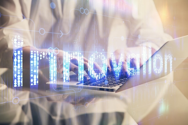 Doble exposición de manos de mujeres trabajando en computadora y dibujo de hologramas de temas de datos Concepto técnico