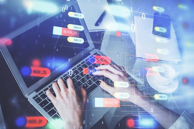 Doble exposición de manos de mujeres trabajando en computadora y dibujo de hologramas de temas de datos Concepto técnico