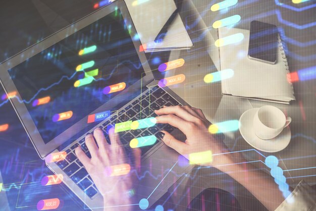 Doble exposición de manos de mujeres trabajando en computadora y dibujo de hologramas de temas de datos Concepto técnico