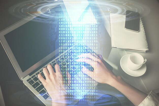 Doble exposición de manos de mujeres trabajando en computadora y dibujo de hologramas de temas de datos Concepto técnico